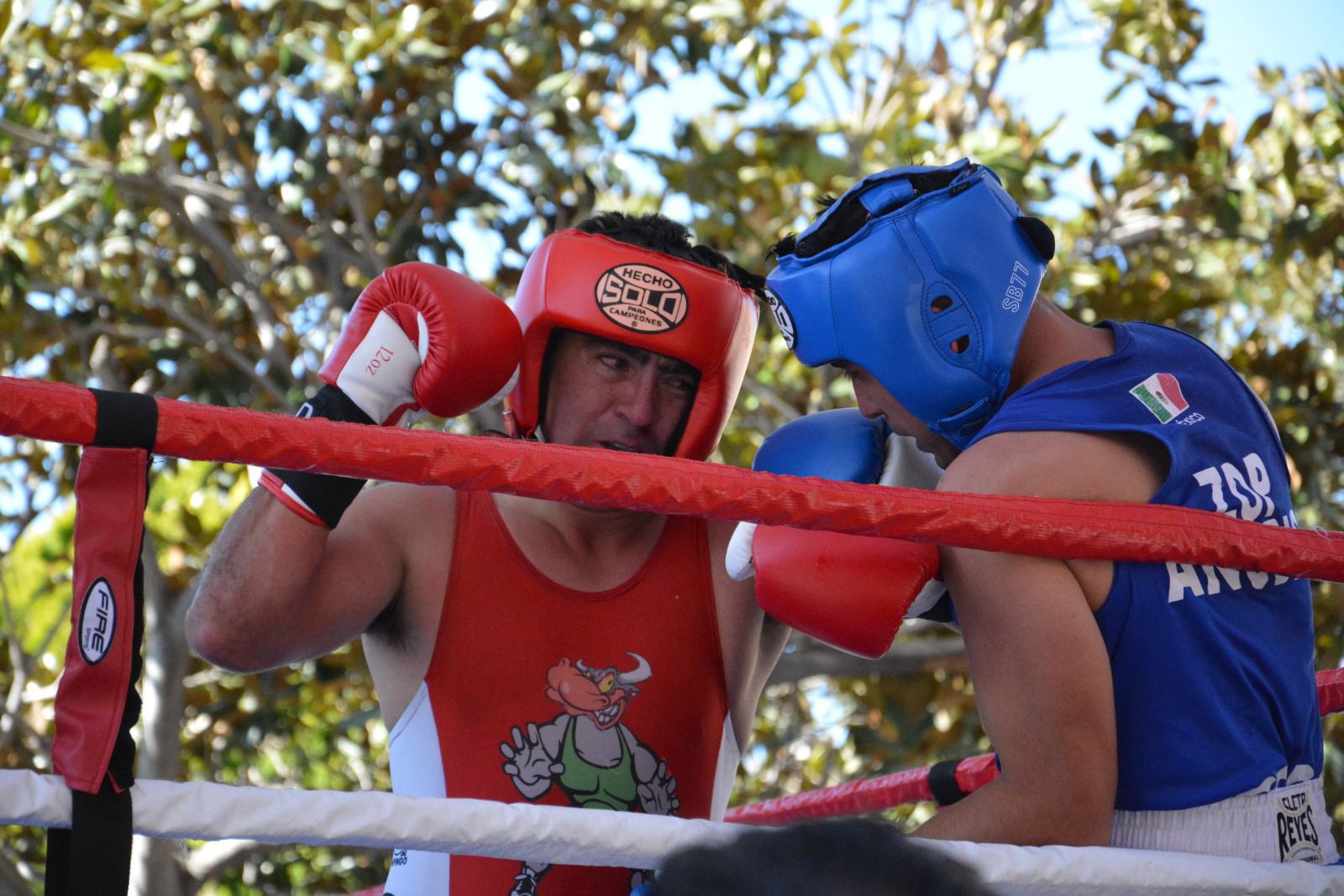 Dos personas Boxeando durante justa deportiva